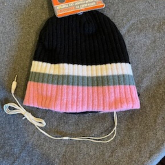 Knit Beanie with removeable earphones - Picture 1 of 10